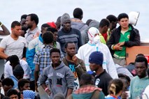 #foto Na Sicilijo prispela ladja z 932 begunci na krovu 