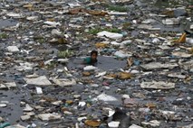 Japonska z zakonom proti onesnaževanju morja z mikroplastiko 