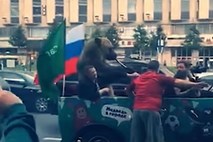 #video Ruski medved, ki igra na vuvuzele, sprožil val kritik