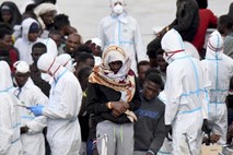 Italijanski notranji minister še dvema humanitarnima organizacijama preprečil vstop v pristanišča 