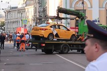 Taksist v Moskvi zaradi preutrujenosti zapeljal v pešce 
