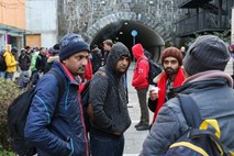 V EU upada število prošenj za azil