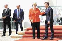 Nemško-francoski vrh: Novo poglavje evrskega območja s kompromisno reformo