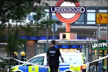 Zaradi kratkega stika manjša eksplozija na londonski podzemni železnici