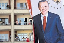 Turčija pred zgodovinskimi volitvami: Čaka Erdogana najslabši volilni rezultat v 16 letih?