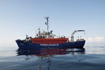 V Sredozemskem morju zaradi spora ponovno obtičala reševalna ladja z migranti