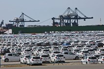 Trump zagrozil z 20-odstotnimi carinami na uvoz evropskih avtomobilov