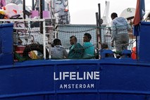 #foto Ladji z migranti čakata pred evropsko obalo: Na krovu nimamo mesa, ampak ljudi
