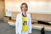 Švedska ministrica za šport v Durmazovem dresu hodila po parlamentu
