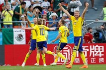 Švedi s tremi goli do prvega mesta v skupini in osmine finala