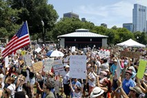 Tisoči po ZDA protestirali proti ločevanju družin migrantov
