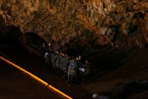 #foto #video Otroci s trenerjem več kot teden dni ujeti v jami na Tajskem 