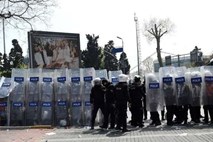 Policija v Istanbulu s solzivcem preprečila parado ponosa
