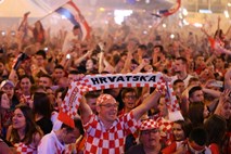 Slovencu na Hrvaškem polomil rebra, ker se je v času tekme sprehajal pred ekranom