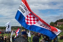 Celovško sodišče obsodilo še enega Hrvata zaradi nacističnega pozdrava