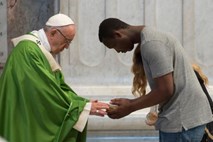Papež kritičen do zavračanja migrantov