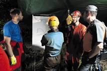 Zahtevno jamarsko reševanje tudi v Sloveniji: na Krasu so ponesrečenega jamarja  reševali 13 ur