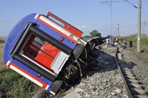 V železniški nesreči v Turčiji najmanj 10 mrtvih in 73 ranjenih