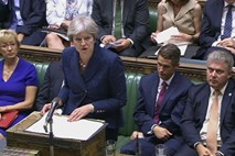Mayeva po odstopu ministrov v parlamentu branila načrte za brexit