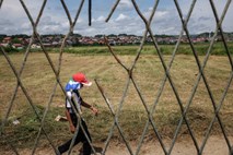 »Ali v Sloveniji res ni več mogoče zaprositi za azil? Kaj naj storimo zdaj?«