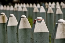 V Potočarih spominska slovesnost za žrtve genocida v Srebrenici