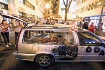 #foto Zmago Hrvaške proslavljali z odojkom, spečenim v avtomobilu