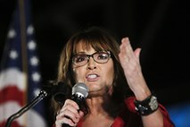 #video Sarah Palin ogorčena nad perverznim Sacho Baronom Cohenom v »lažnem« vozičku
