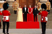 #foto Trump na čaju s kraljico in na klepetu z Mayevo, v London se je povabil sam