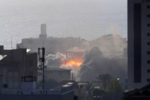 Izraelska vojska z močnim ognjem nad Gazo 