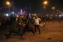 V spopadih med protestniki in policijo v Iraku več žrtev 