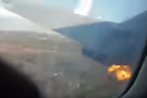 #video Potnik posnel strmoglavljenje letala 