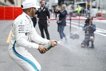 Lewis Hamilton podaljšal z Mercedesom do 2020 za letnih 44 milijonov evrov