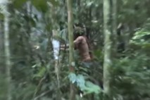 #video Kamera ujela redek posnetek staroselca v amazonskem pragozdu