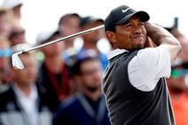 Tiger Woods se je z izjemnim dnevom prebil med vodilne