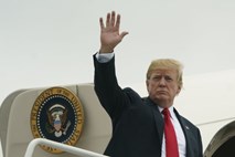 Trump po vikendu golfa z rafalom tvitov o  Severni Koreji, medijih, Amazonu in ruski preiskavi 