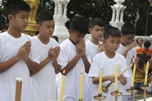 #foto Tajski dečki na slovesnosti v budističnem templju