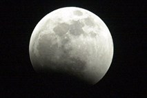 V petek zvečer popolni Lunin mrk, najdaljši v tem stoletju
