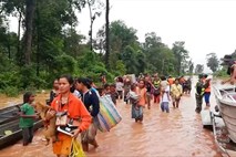 #video V zrušenju jezu v Laosu umrlo 26 oseb, več kot sto jih še pogrešajo 