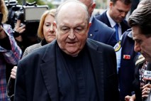 Papež sprejel odstop avstralskega nadškofa, obsojenega prikrivanja pedofilije