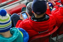 V Franciji prepovedali pametne telefone v šolah