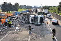 Tovornjaku na južni ljubljanski obvoznici počila guma, voznik za posledicami nesreče kasneje umrl