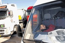 Za prometne nesreče tovornjakarjev kriva preobremenjenost izkoriščanih voznikov 