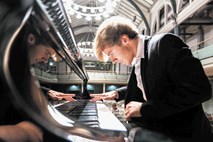 Portret pianista Nejca Kampleta: Nihče se ne posmehuje glasbi 