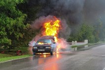 V primeru požara na vozilu je treba vozilo varno ustaviti in ga zapustiti