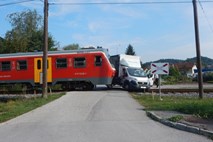 #foto V Mirni trčila potniški vlak in tovorno vozilo 