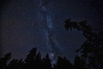 Razmere za opazovanje najsvetlejšega roja meteorjev letos odlične