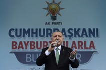Erdogan poziva Turke, naj izpod blazin izvlečejo dolarje in zlato