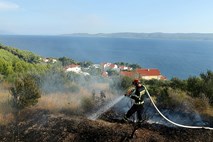 #foto #video Požar pri Omišu pod nadzorom, zgorelo 70 hektarjev gozda in rastlinja