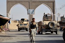 V spopadih v afganistanskem Gazniju mrtvih več sto vojakov in talibanov