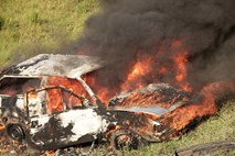 Na Švedskem neznanci zažgali več deset avtomobilov 
